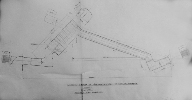 Ritning över skyddsrummet med 2 ingångar en för disponenten och en för brukets personal.