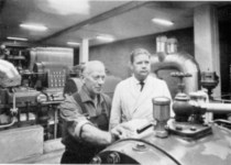 Sjöing Arne Persson och medhjälparen Georg Ahgvist avläser tryckluften i kompressorhallen,