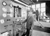 Smältare Karl Berntsson kollar oljetillförsel medans kollegan John Guldbranson bytt oljebrännare på vannans topp.