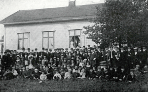 Festdeltagare utanför Folkets Hus 1913