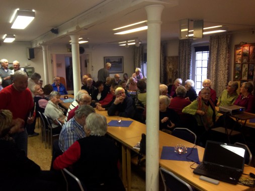 Lokalen börjar fyllas inför filmvisningen på Glasbruksmuseet i Surte.